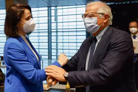 Người đứng đầu chính sách đối ngoại của EU Josep Borrell (phải) chào chính trị gia đối lập Belarus, Sviatlana Tsikhanouskaya, trong cuộc họp Bộ trưởng Ngoại giao châu Âu. (Nguồn: euronews.com)