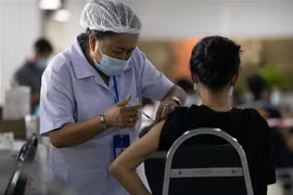 Nhân viên y tế tiêm vaccine cho người dân tại Vientiane (Lào), ngày 17/6/2021. (Ảnh: THX/TTXVN)