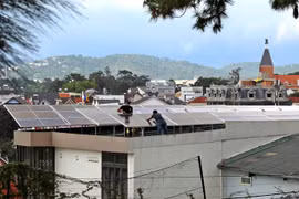 Một dự án điện mặt trời mái nhà đang được lắp đặt tại thành phố Đà Lạt của Việt Nam. (Ảnh: Ngọc Hà/TTXVN)