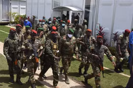 Các thành viên lực lượng đặc nhiệm quân đội Guinea tại thủ đô Conakry, ngày 6/9/2021. (Ảnh: THX/TTXVN)