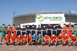 Đội tuyển futsal Việt Nam chụp ảnh lưu niệm trước Nhà thi đấu Olivo Arena - địa điểm tập luyện trong thời gian tập huấn tại Tây Ban Nha. (Nguồn: VFF)