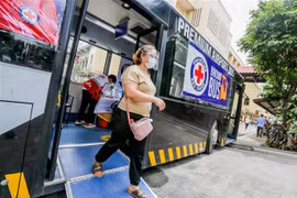 Người dân đeo khẩu trang và tấm chắn giọt bắn để phòng dịch COVID-19 tại Manila (Philippines), ngày 24/8/2021. (Ảnh: THX/TTXVN)
