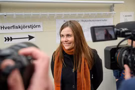 Thủ tướng Iceland Katrin Jakobsdottir phát biểu với báo giới sau khi bỏ phiếu bầu quốc hội tại điểm bầu cử ở Reykjavik, ngày 25/9/2021. (Ảnh: AFP/TTXVN)