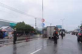 Các lực lượng chức năng thực hiện nhiệm vụ tại trạm kiểm soát liên ngành. (Ảnh: Hồng Pha/TTXVN)