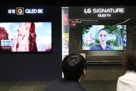 TV QLED của Samsung Electronics (trái) và TV OLED của LG Electronics được trưng bày tại một cửa hàng điện tử ở Seoul (Hàn Quốc) vào ngày 29/4/2020. (Nguồn: koreabizwire.com)