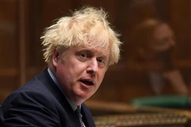 Thủ tướng Anh Boris Johnson phát biểu tại thủ đô London ngày 9/6/2021. (Ảnh: AFP/TTXVN)