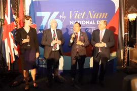 Chủ tịch Hạ viện Anh Lindsay Hoyle (thứ 2 từ trái sang), Bộ trưởng Quốc phòng Anh Ben Wallace (ngoài cùng bên phải) và bà Joelle Jenny, đại diện Bộ Ngoại giao Anh lên sân khấu chúc mừng 76 năm Quốc khánh nước Cộng hòa xã hội chủ nghĩa Việt Nam. (Ảnh: Đình