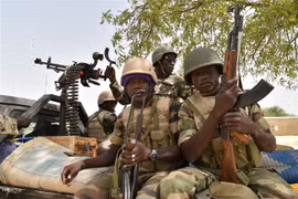 Binh sĩ Nigeria gác tại một căn cứ quân sự ở Bosso sau một vụ tấn công của Boko Haram, ngày 17/6/2016. (Ảnh: AFP/TTXVN)