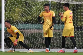 Thủ môn Văn Toản (giữa) trên sân tập Dubai Police Club, UAE. (Ảnh: Hoàng Linh/TTXVN)