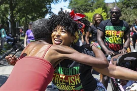 Người dân tham gia cuộc tuần hành kỷ niệm "Ngày Juneteenth" tại Evanston, bang Illinois, Mỹ, ngày 19/6/2021. (Ảnh: THX/TTXVN)
