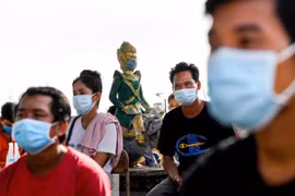 Người dân đeo khẩu trang phòng lây nhiễm tại một điểm tiêm chủng vaccine ngừa COVID-19 ở Phnom Penh, Campuchia, ngày 20/5/2021. (Ảnh: AFP/TTXVN)