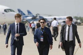 Khách tham quan Triển lãm Hàng không và Vũ trụ Quốc tế MAKS-2021. (Ảnh: Trần Hiếu/TTXVN)