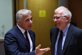 Ngoại trưởng Israel Yair Lapid (trái) trong cuộc gặp với Đại diện cấp cao phụ trách chính sách an ninh và đối ngoại của EU Josep Borrell tại Brussels (Bỉ), ngày 12/7/2021. (Ảnh: AFP/ TTXVN)