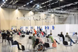 Người dân chờ tiêm vaccine ngừa COVID-19 tại Berlin, Đức, ngày 27/5/2021. (Ảnh: AFP/TTXVN)