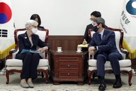 Bộ trưởng Bộ Thống nhất Hàn Quốc Lee In-young (phải) trao đổi với Thứ trưởng Ngoại giao Hoa Kỳ Wendy Sherman trong cuộc gặp ở Seoul (Hàn Quốc), ngày 22/7/2021. (Nguồn: koreaherald.com)