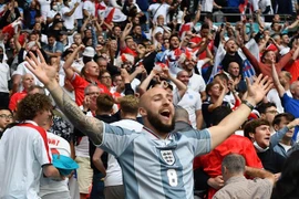 Cổ động viên Anh mừng chiến thắng sau trận gặp Đức ở vòng 16 đội tại EURO 2020 (Ảnh: AFP/TTXVN)