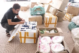 Hàng hóa bị lực lượng chức năng thu giữ. (Ảnh: Công an cung cấp)