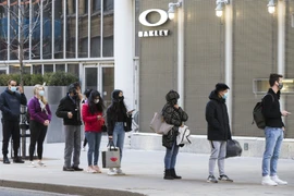 Người dân tại thành phố Toronto, Canada. (Ảnh: THX/TTXVN)