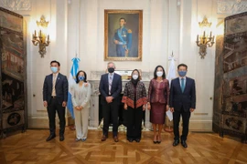 Ngoại trưởng Felipe Sola (giữa) và Đại sứ các nước ASEAN tại trụ sở Bộ Ngoại giao Argentina. (Ảnh: TTXVN phát)