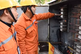Nhân viên EVN kiểm tra hệ thống điện trên địa bàn Hà Nội. (Ảnh: TTXVN phát)
