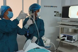 Các bác sỹ điều trị cho bệnh nhân bị lao phổi. (Ảnh: Thanh Bình/TTXVN)