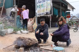 Người dân đốt lửa để sưởi ấm. (Ảnh: TTXVN)