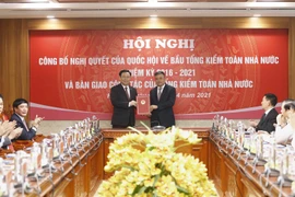Chủ tịch Quốc hội Vương Đình Huệ trao Nghị quyết của Quốc hội cho Tổng Kiểm toán nhà nước Trần Sỹ Thanh. (Ảnh: Doãn Tấn/TTXVN)
