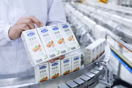 Lô sản phẩm xuất khẩu gồm sữa đậu nành hạnh nhân và đậu đỏ mang thương hiệu Vinamilk. (Ảnh: Vietnam+) 