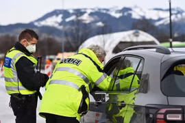 Chốt kiểm soát của cảnh sát Đức tại vùng Tyrol. (Ảnh: Getty)