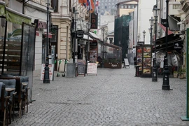 Các cửa hàng đóng cửa khiến hoạt động thương mại điện tử bùng nổ. (Ảnh: THX/TTXVN)