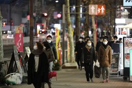 Người dân đeo khẩu trang phòng dịch COVID-19 tại Tokyo. (Ảnh: THX/TTXVN)