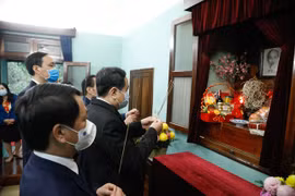 Chủ tịch Ủy ban Trung ương MTTQ dâng hương tưởng nhớ Bác Hồ