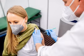 Tiêm vaccine cho người dân tại Bremen, Đức. (Ảnh: AFP/TTXVN)