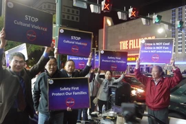 Người Mỹ gốc Trung Quốc phản đối ca khúc của YG. (Ảnh: NBC News)