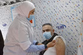 Người dân Israel được tiêm vắcxin ngừa COVID-19. (Ảnh: AFP/TTXVN)