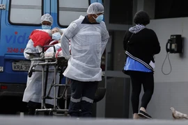 Chuyển bệnh nhân COVID-19 tới bệnh viện ở Brazil. (Ảnh: AFP/TTXVN)