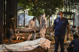 Hỏa táng thi thể bệnh nhân COVID-19 tại New Delhi. (Ảnh: AFP/TTXVN)