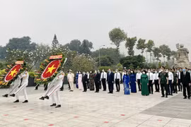 Các đại biểu dâng hoa tưởng niệm các anh hùng liệt sĩ tại Nghĩa trang liệt sỹ Thành phố Hồ Chí Minh.