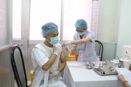 Tiêm vaccine cho nhân viên y tế tại Trà Vinh. (Ảnh: Thanh Hòa/TTXVN)