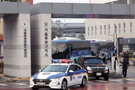 Xe chở tù nhân nhiễm COVID-19 từ Trung tâm Giam giữ Dongbu tới cơ sở y tế để điều trị. (Ảnh: Yonhap/TTXVN)