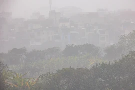 Thủ đô Hà Nội chìm trong sương mù cách đây vài ngày. (Ảnh: Minh Sơn/Vietnam+)