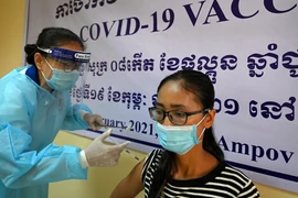 Nhân viên y tế tiêm vaccine ngừa COVID-19 cho người dân tại Phnom Penh, Campuchia. (Ảnh: AFP/ TTXVN)