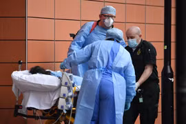 Bệnh nhân COVID-19 tại London. (Ảnh: AFP/TTXVN)