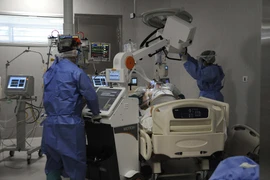 Bệnh nhân COVID-19 tại Mendoza, Argentina. (Ảnh: AFP/TTXVN)