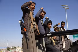 Các tay súng Houthi tại thủ đô Sanaa. (Ảnh: THX/TTXVN)