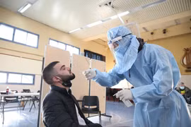 Xét nghiệm COVID-19 cho người dân ở Israel. (Ảnh: THX/TTXVN)