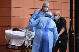 Anh tiếp tục chịu ảnh hưởng nặng nề do dịch bệnh. (Ảnh: AFP/TTXVN)
