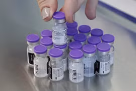 Pfizer tăng tốc sau khi Mỹ dừng tiêm vaccine Johnson & Johnson