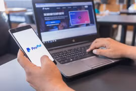 PayPal cho phép người dùng mua hàng bằng tiền điện tử. (Ảnh: Shutterstock)
