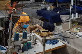 Một doanh nghiệp dệt may tại Phnom Penh. (Ảnh: Nikkei)